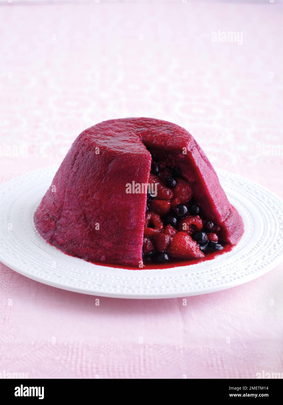 Sommer Pudding, gemacht mit gemischten Sommer Beeren, Himbeeren, Erdbeeren, Johannisbeeren und schwarze Johannisbeeren Stockfoto