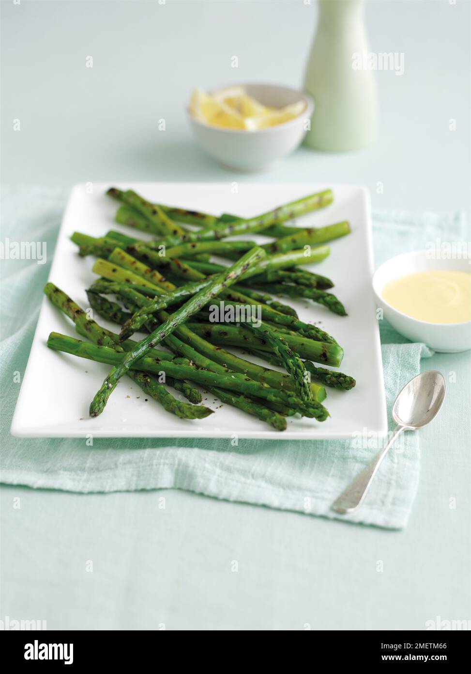 Gegrillter Spargel mit Sauce Hollandaise Stockfoto