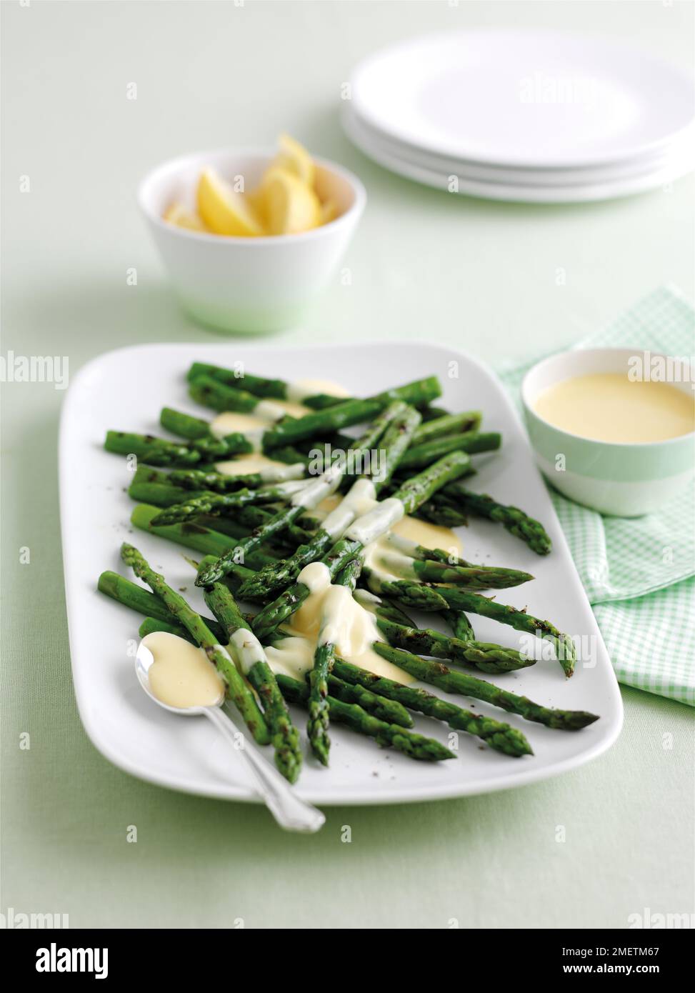 Gegrillter Spargel mit Sauce Hollandaise Stockfoto
