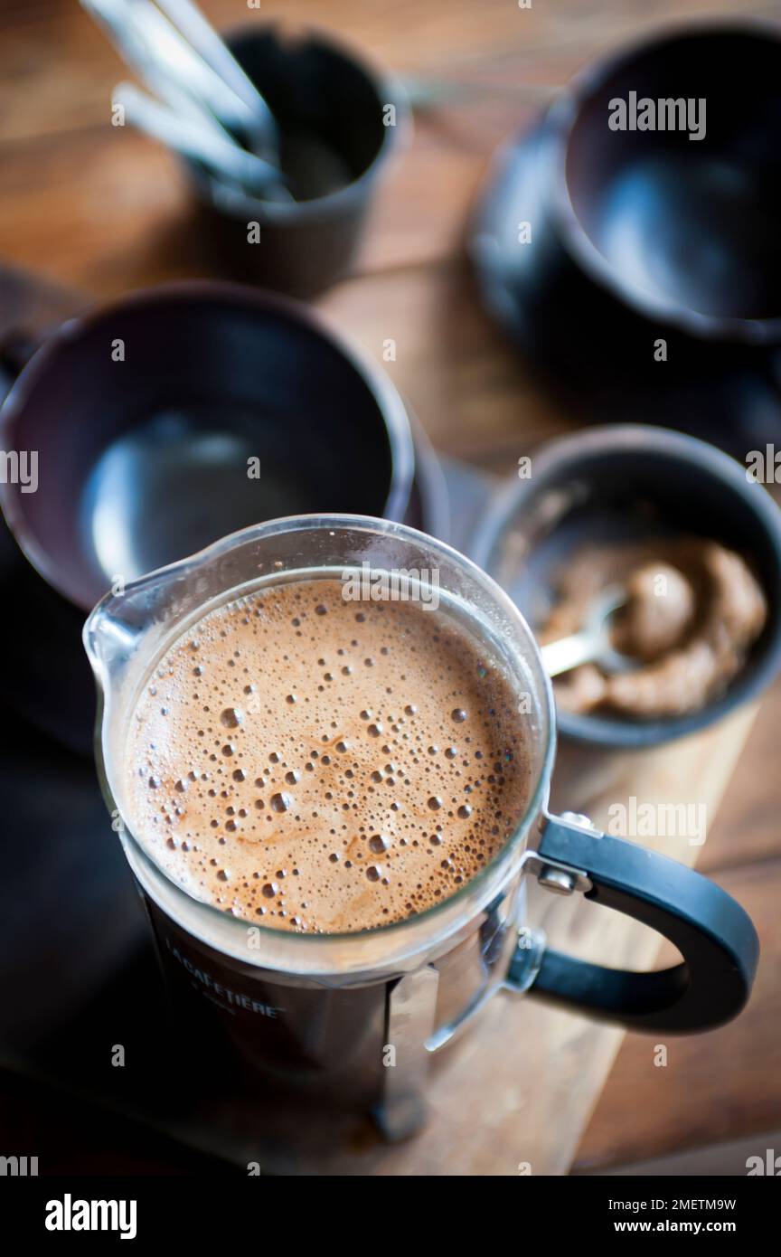 Kaffee wird in einer französischen Presse gebrüht Stockfoto