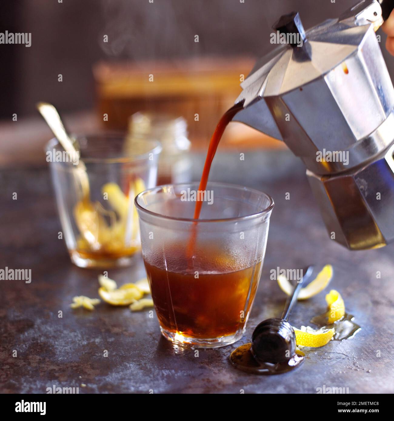 Madha Alay, eine Mischung aus Ingwer, Honig, Zitrone und Kaffee aus einer Kaffeekanne mit Herdplatte Stockfoto