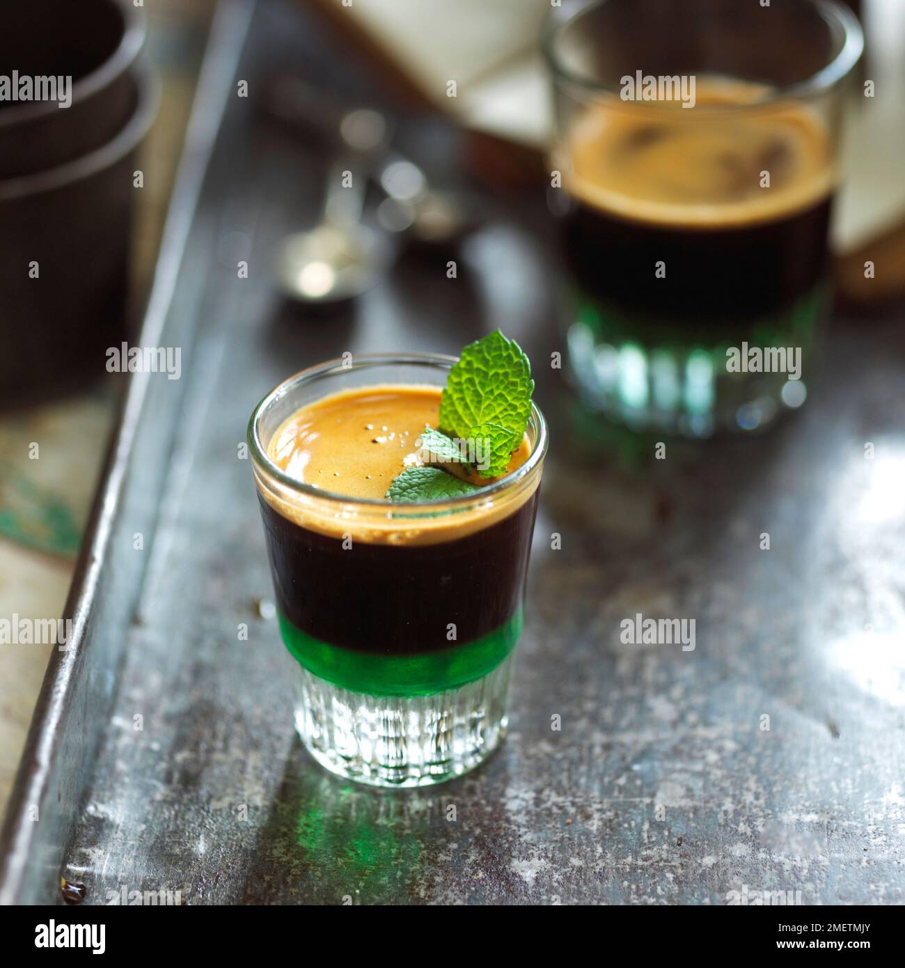 Kombination aus Panda-Espresso, Minze, Lakritze und Kaffee in einem Shot Stockfoto