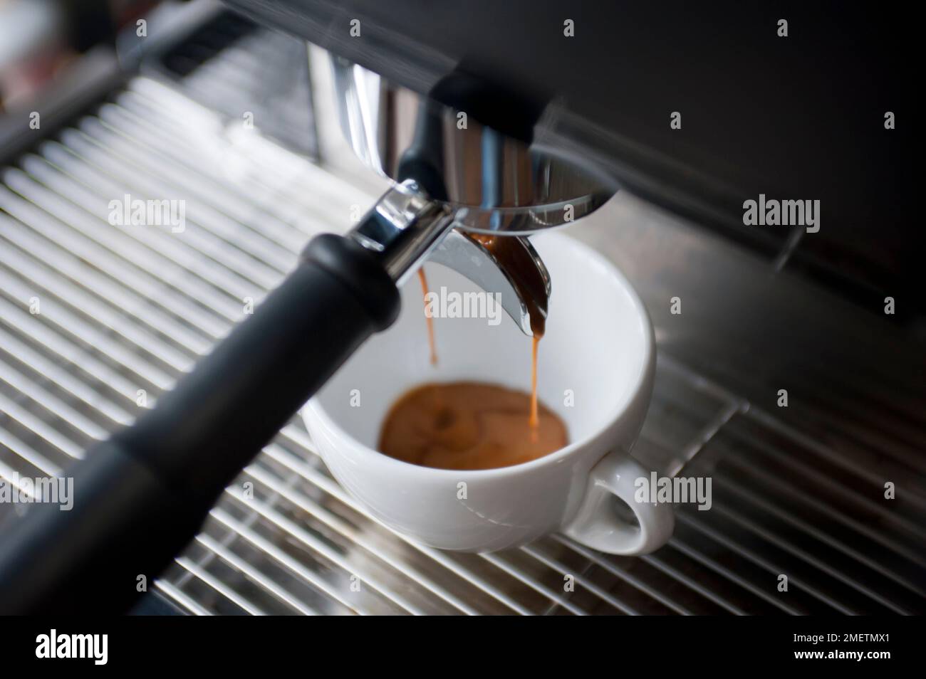 Zubereitung von zwei Espresso Shots in eine americano-Tasse Stockfoto