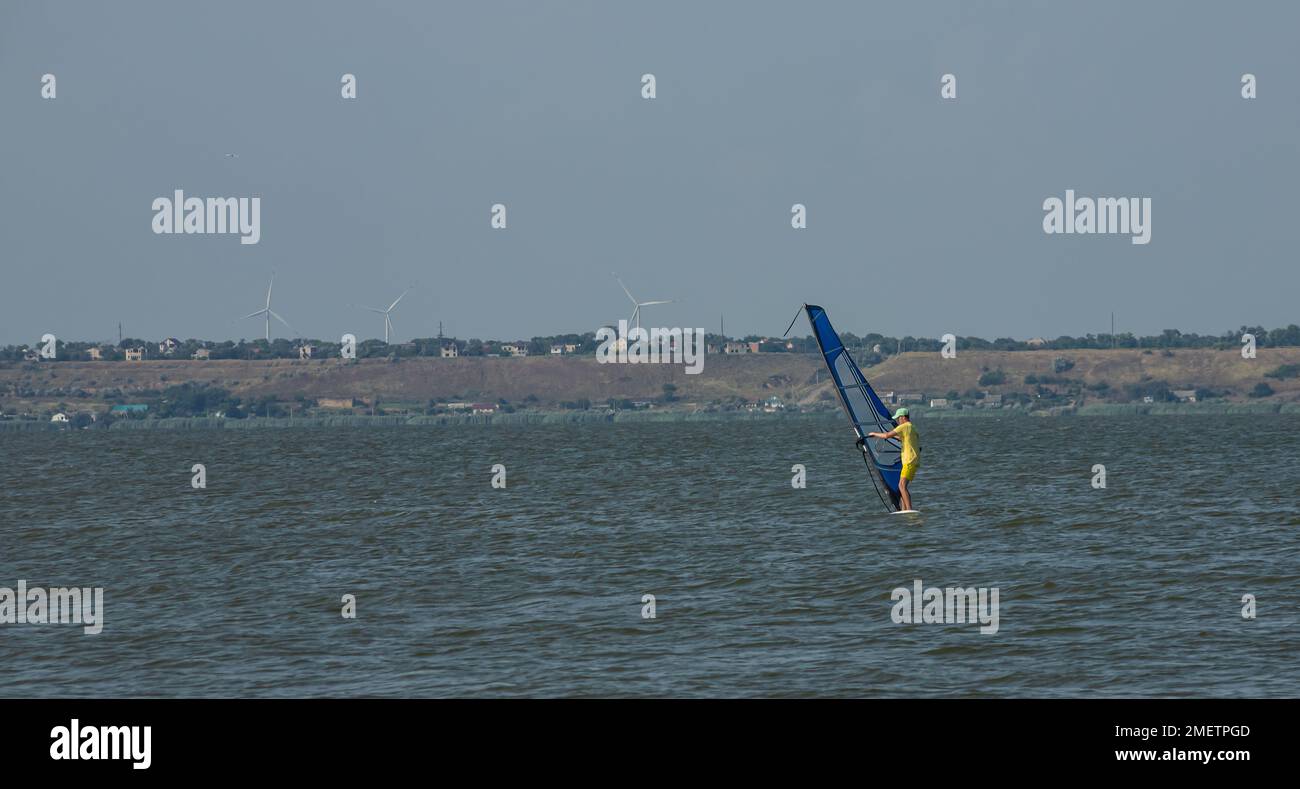 Windsurfen. Unterhaltung auf dem Meer, Extremsport, Lifestyle während der Sommerferien. Stockfoto