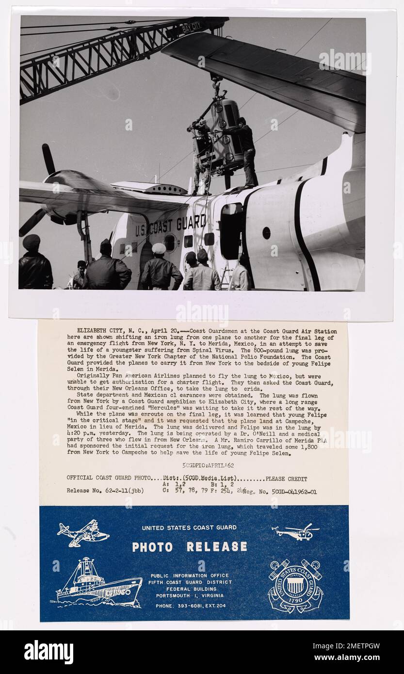 Ein C-130-Flugzeug der US-Küstenwache führt eine Notlieferung einer eisernen Lunge nach Mexiko durch und stellt so wichtige medizinische Ausrüstung für einen bedürftigen Patienten zur Verfügung. Diese rasche Reaktion unterstreicht die Rolle der Küstenwache bei der lebensrettenden Logistik in internationalen Notfällen. Stockfoto