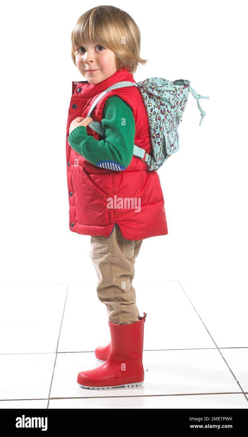 Ein Junge (3 Jahre) trägt Outdoor-Kleidung und einen Rucksack Stockfoto