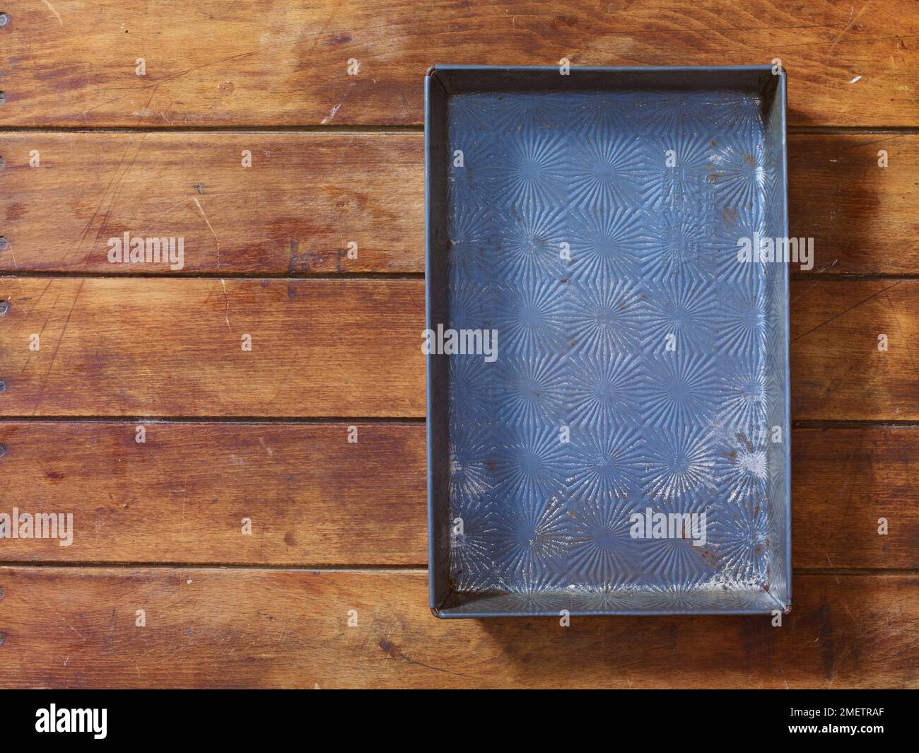 Rechteckige Backform auf Holzhintergrund Stockfoto