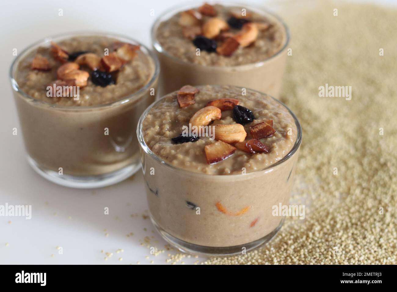 Braunhirse-Payasam. Pudding oder Kheer oder Payasam aus Braunhirse, Ziegenfleisch und Kokosmilch, mit Kardamom aromatisiert. Garniert mit Rosinen, Stockfoto