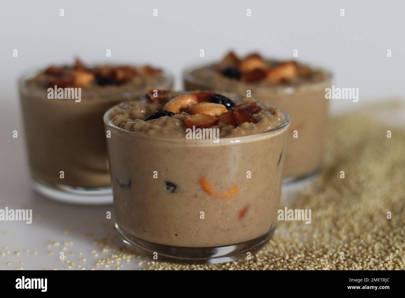 Braunhirse-Payasam. Pudding oder Kheer oder Payasam aus Braunhirse, Ziegenfleisch und Kokosmilch, mit Kardamom aromatisiert. Garniert mit Rosinen, Stockfoto