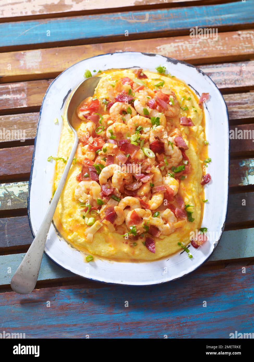 Süße und rauchige Garnelen, Speck und Grütze mit Maismehl Stockfoto