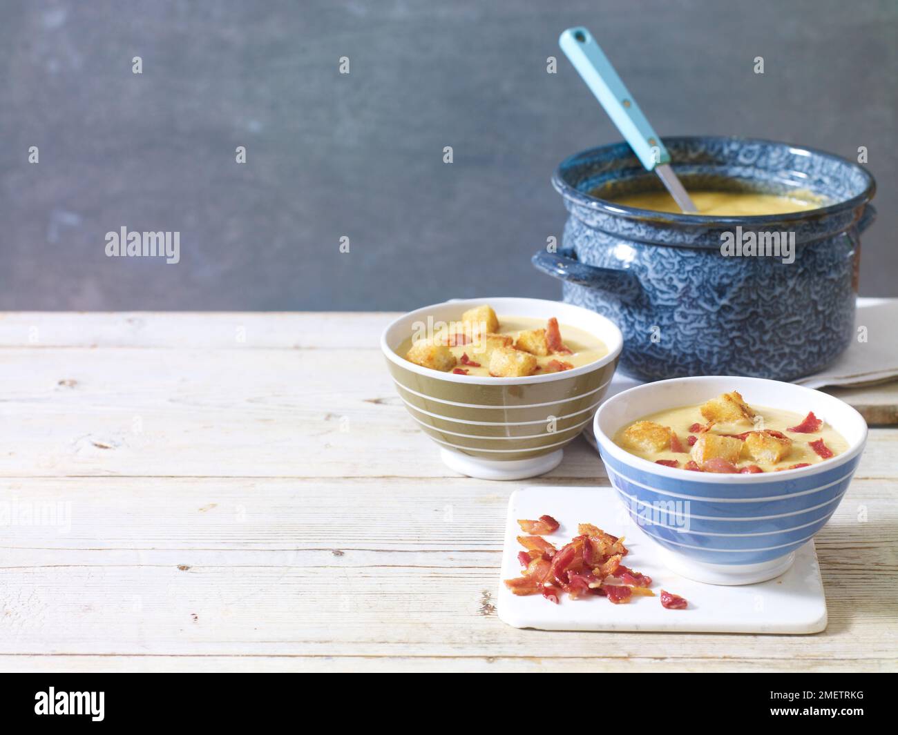 Rauchige erbsensuppe -Fotos und -Bildmaterial in hoher Auflösung – Alamy