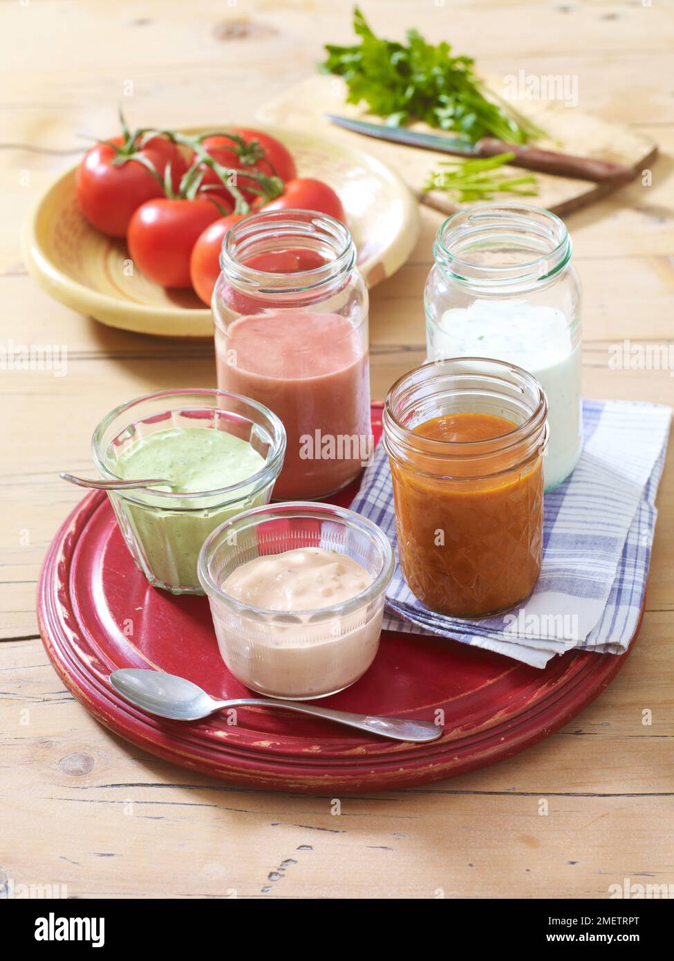 Auswahl amerikanischer Salatdressings, grüne Göttin, Thousand Island, Buttermilch Ranch, Himbeer-Walnuss, catalina Stockfoto