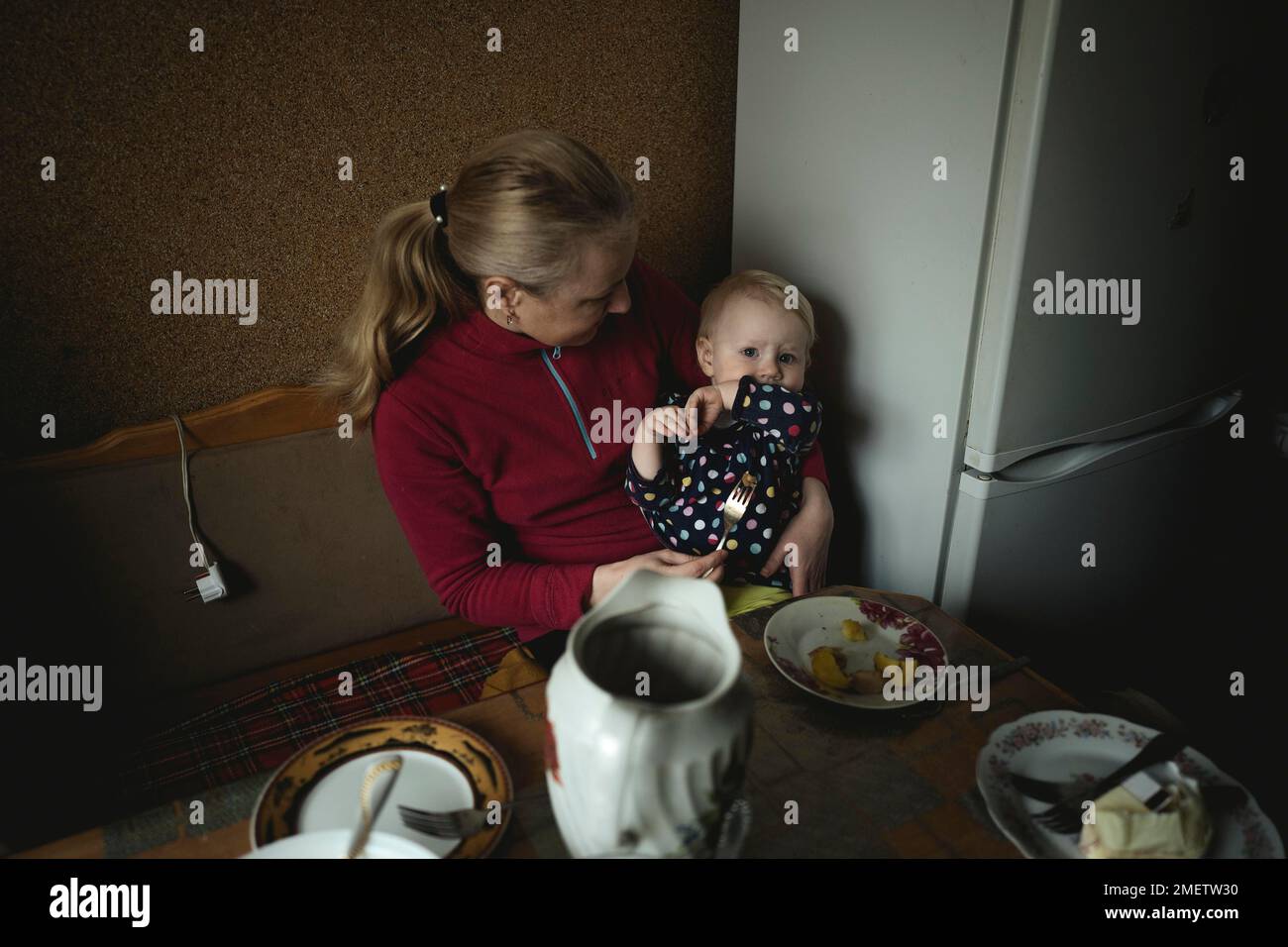 Eine Mutter mit ihrem jüngsten Sohn, ihrem Mann und ihrem Ältesten sind an der Front, sie flohen von Lemberg in das Heimatdorf der Familie, Pawliv, Ukraine Stockfoto