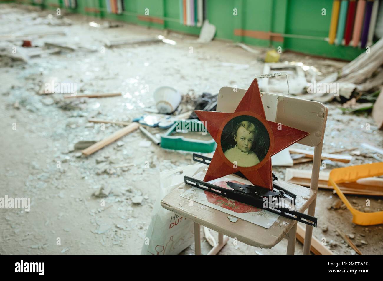 25. Schule zerstört durch einen russischen Raketenangriff am 4. März um 9:30 Uhr, Schytomir, Ukraine Stockfoto