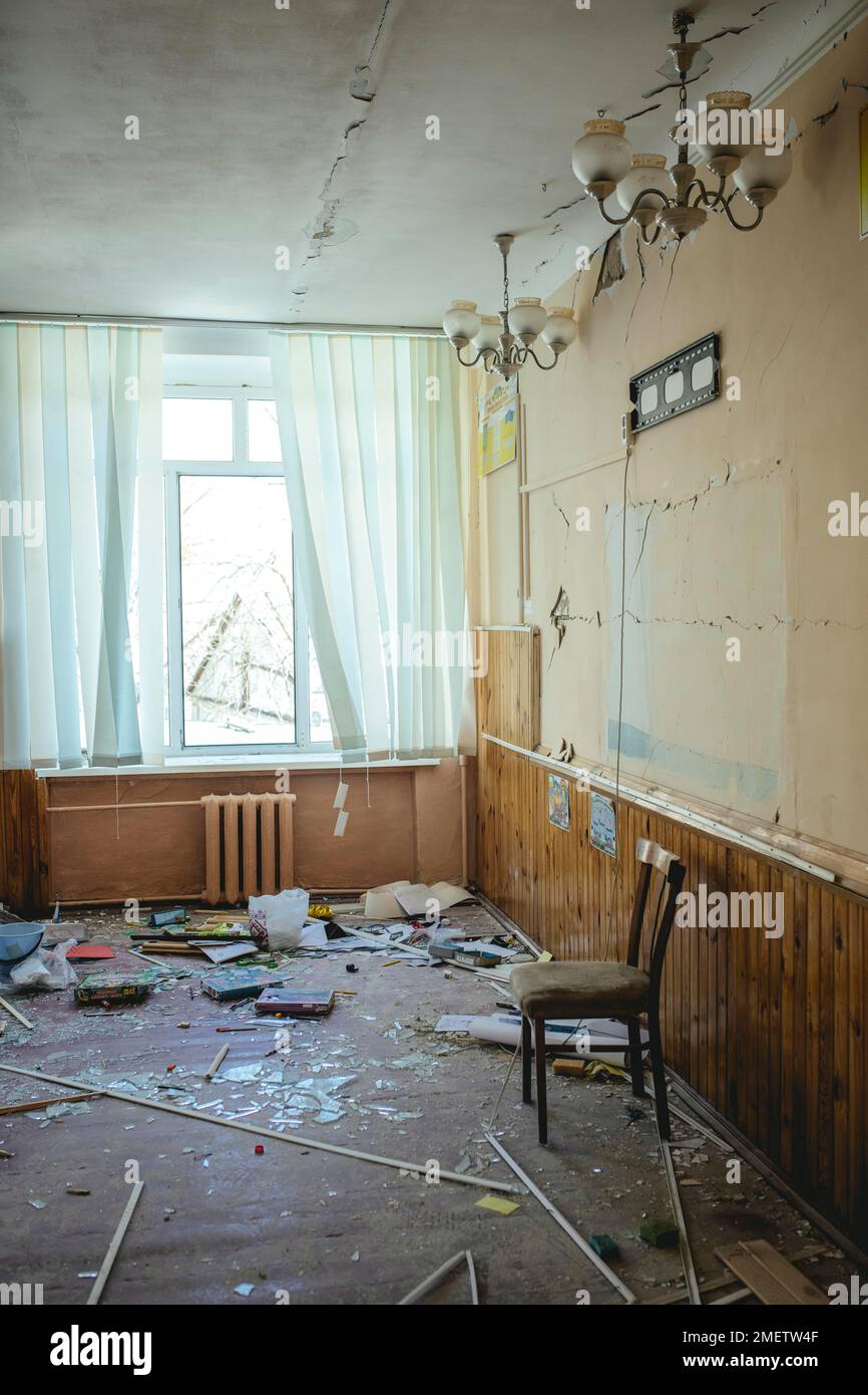 25. Schule zerstört durch einen russischen Raketenangriff am 4. März um 9:30 Uhr, Schytomir, Ukraine Stockfoto