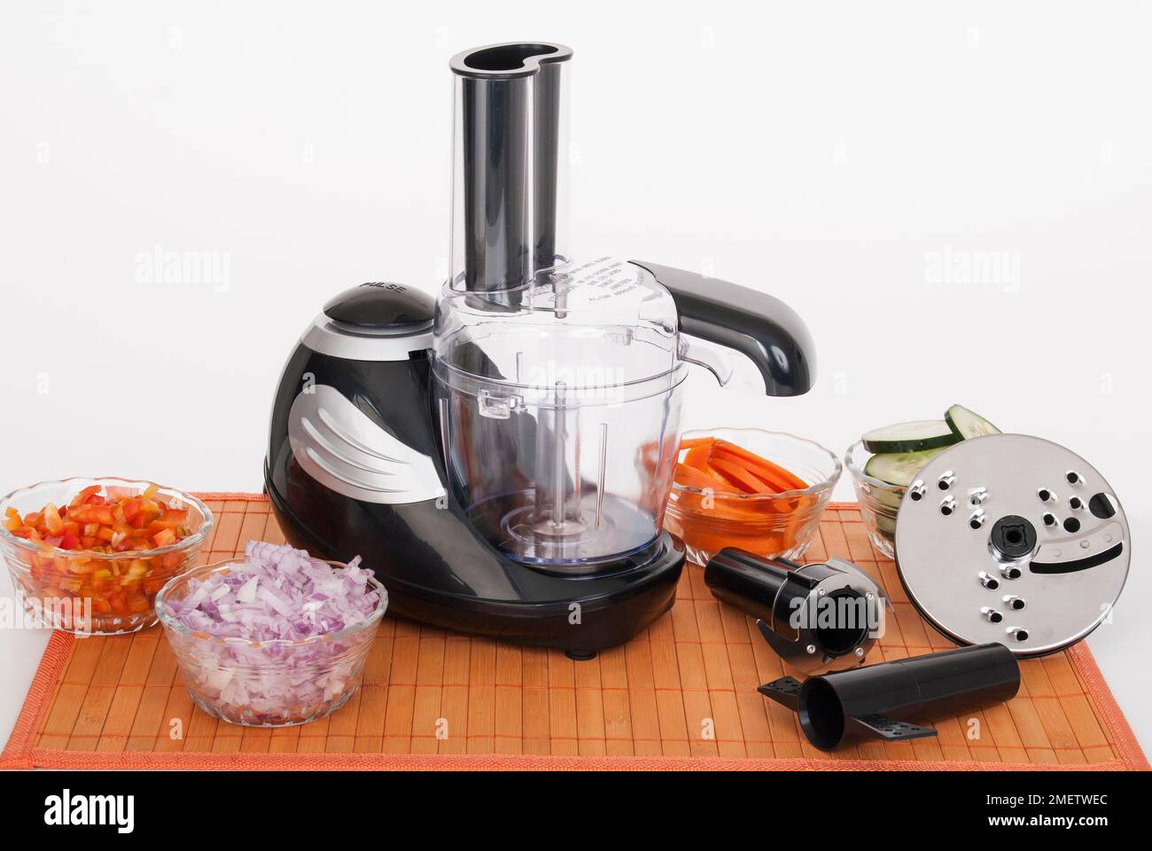 Küchenmaschine mit Zubehör auf weißem Hintergrund. Stockfoto