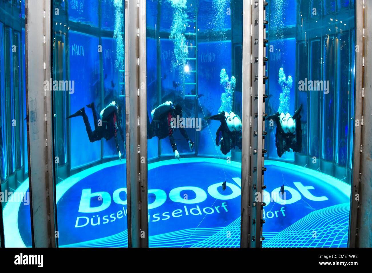 Taucher im neuen Tauchturm in der Ausstellungshalle der Wassersportmesse Stiefel, auf dem Boden mit Logo von Messe Boot, Düsseldorf, Nordrhein-Westfalen Stockfoto