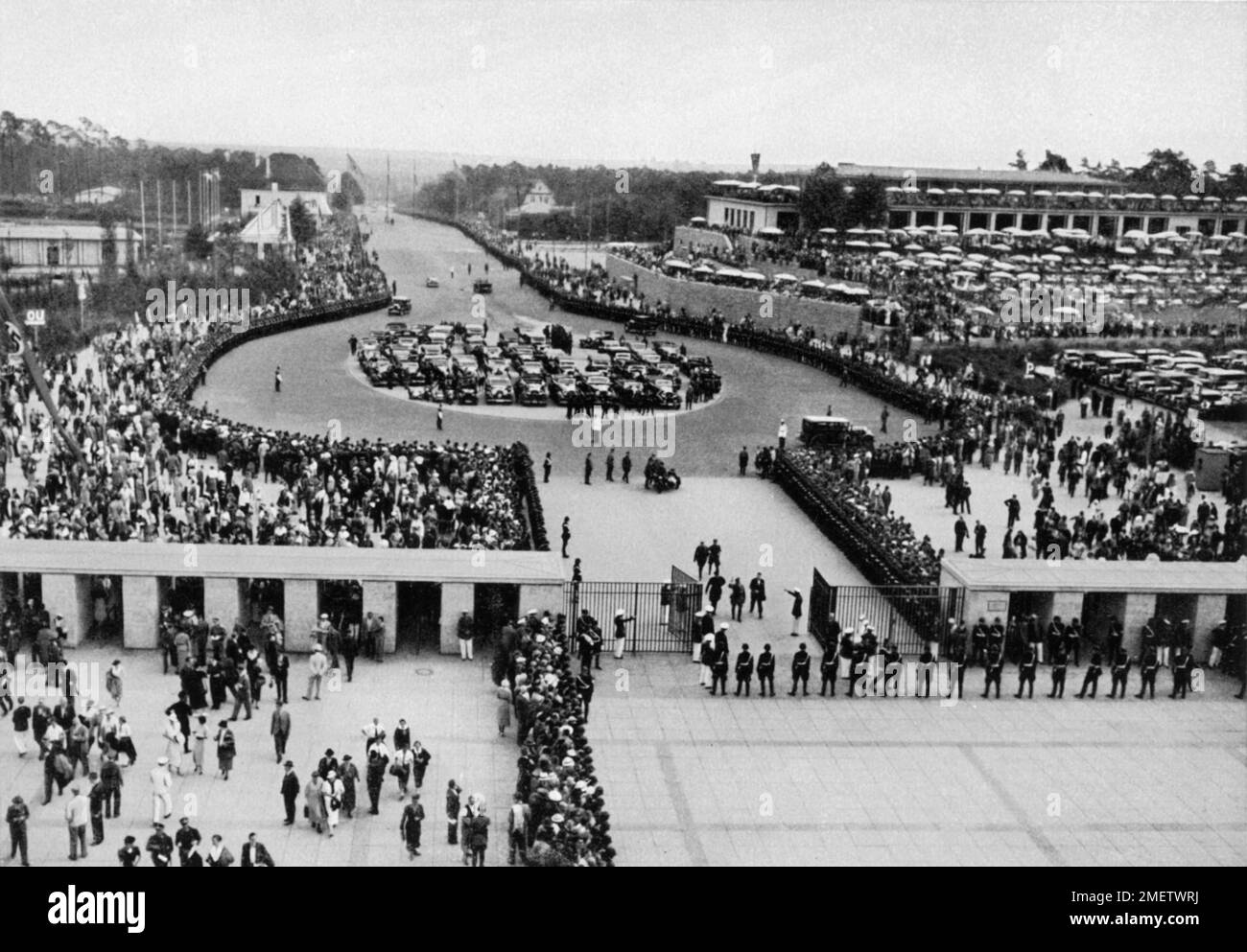 Adolf Hitler betritt das Stadion durch das Südtor am 2. August 1936, Beginn der Olympischen Spiele Stockfoto