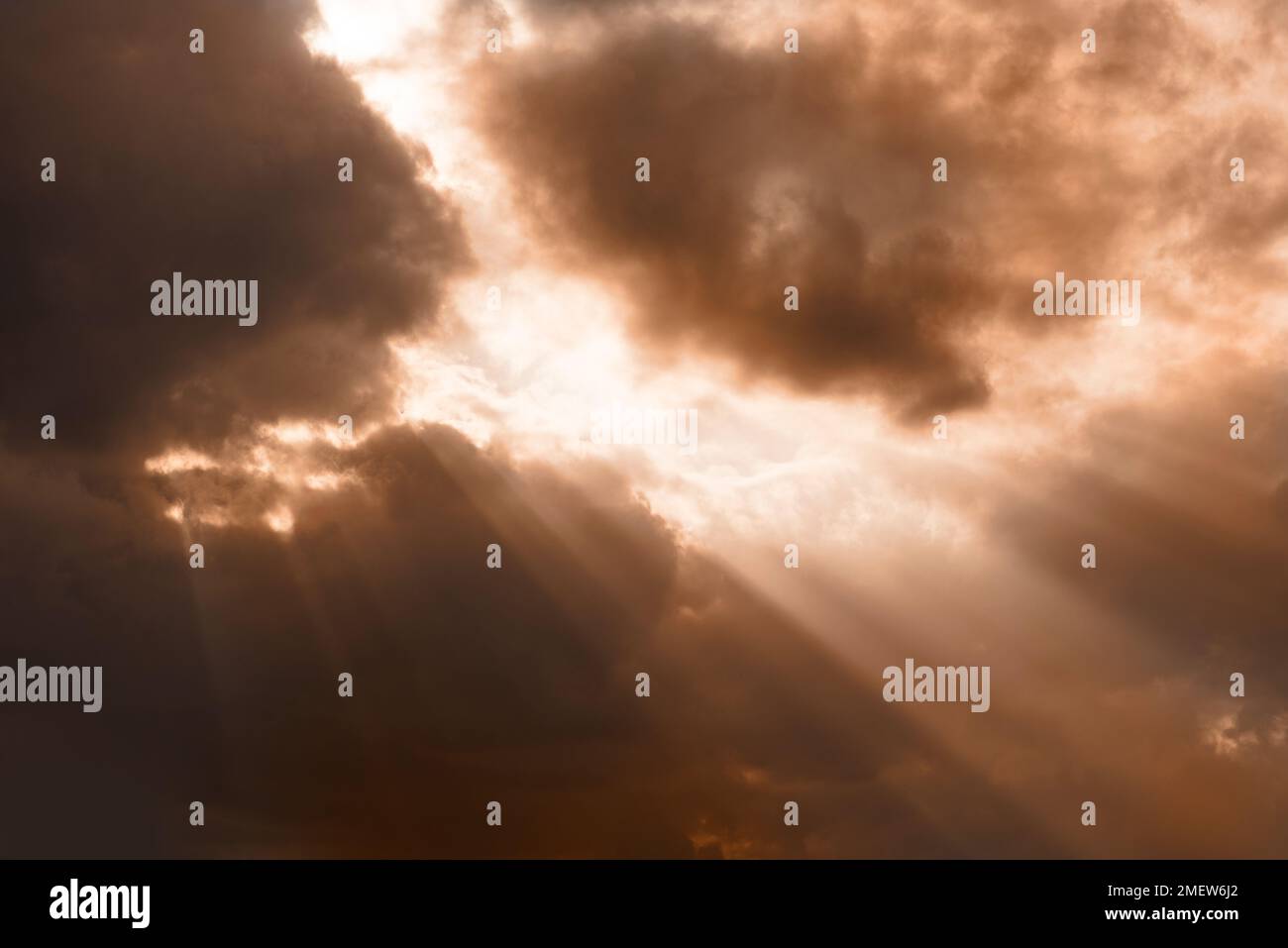 Farbenfrohe und dramatische Wolken am Himmel Stockfoto