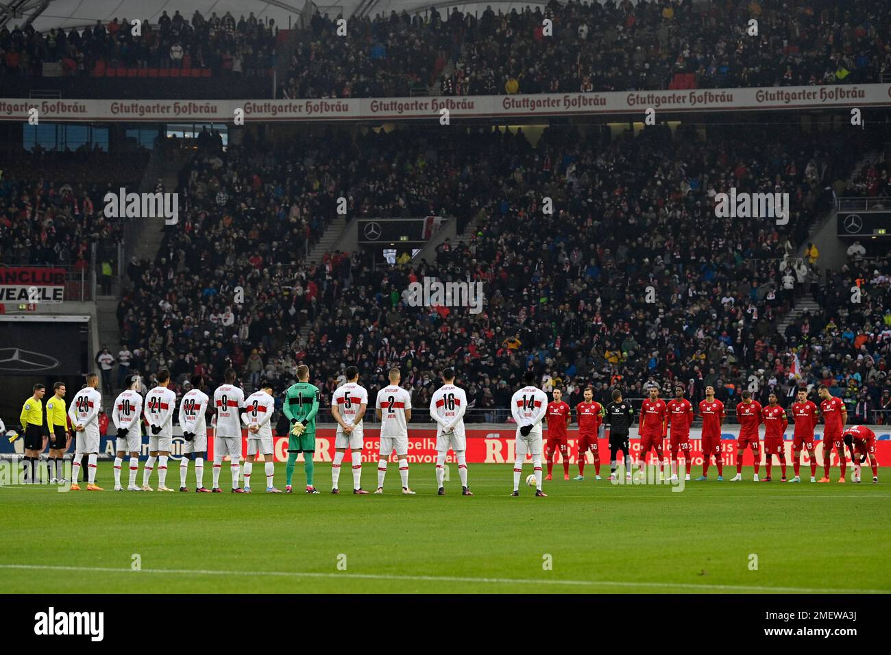 Schweigeminute, Gedenken, Trauer für den verstorbenen Fußballer Pele, Mercedes-Benz Arena, Stuttgart, Baden-Württemberg, Deutschland Stockfoto