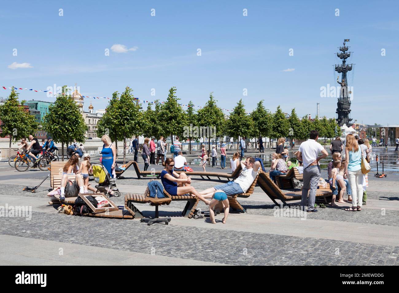 Die Leute genießen die Sonne in Moskau, Russland Stockfoto