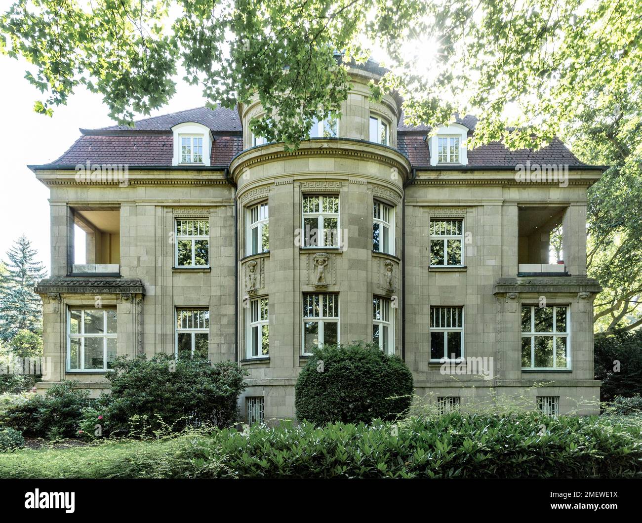 Villa Koppers aus dem Jahr 1911, ehemaliger Wohnsitz des Maschinenbauunternehmers Heinrich Koppers, heute Wohnsitz der International School Ruhr in Essen Stockfoto