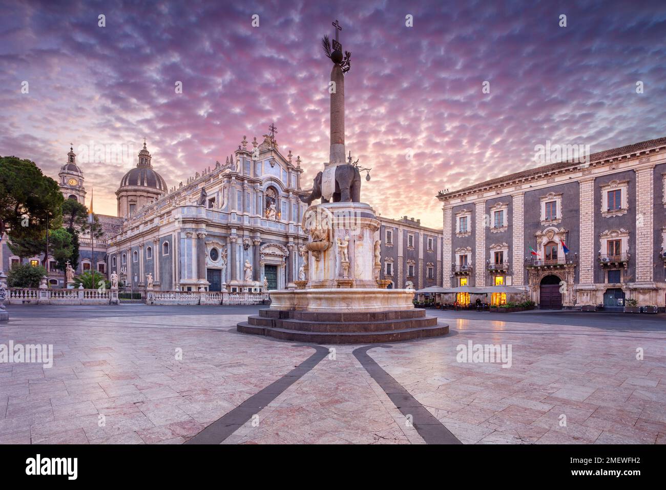 Catania, Sizilien, Italien. Stadtbild des Domplatzes in Catania, Sizilien, mit der Kathedrale der Heiligen Agatha bei Sonnenaufgang. Stockfoto