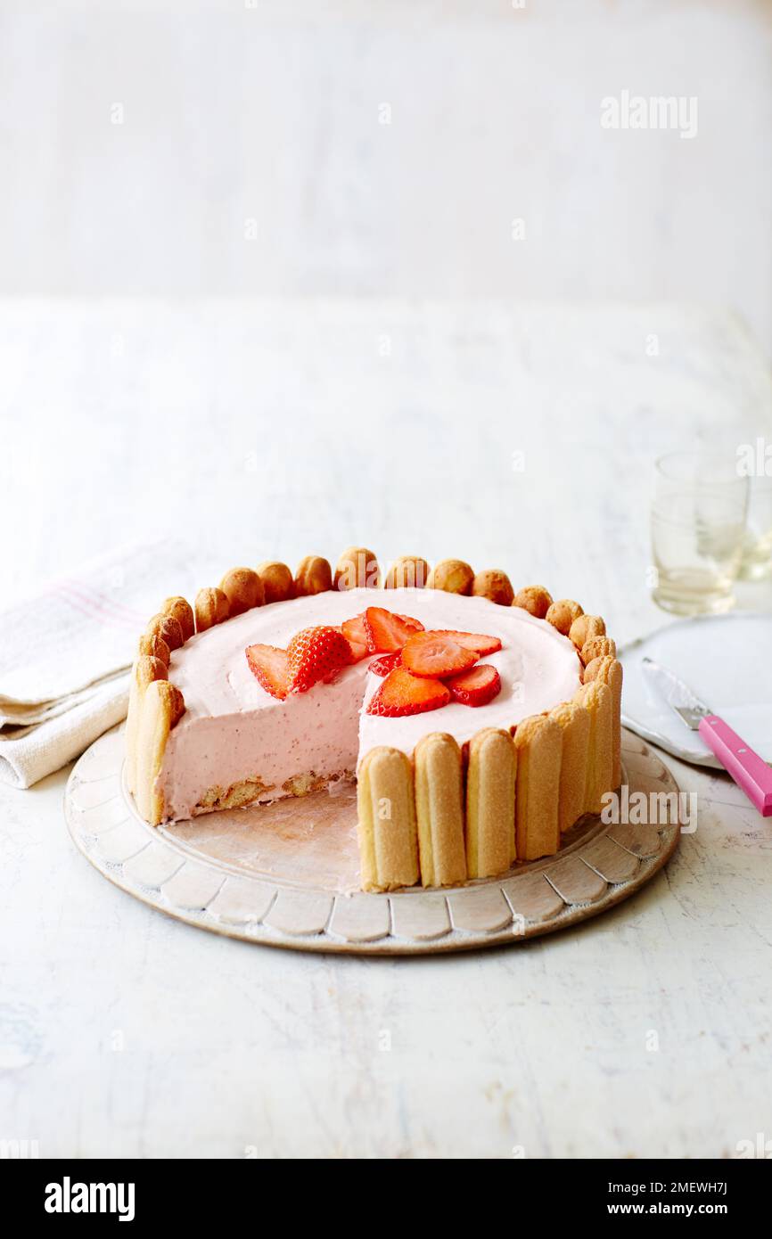 Erdbeer-Charlotte-Kuchen Stockfoto