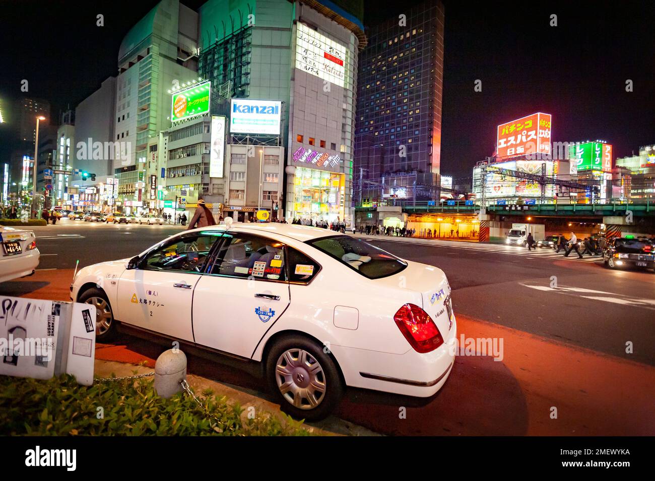 Ein weißes Auto auf den Straßen von Tokio. Stockfoto