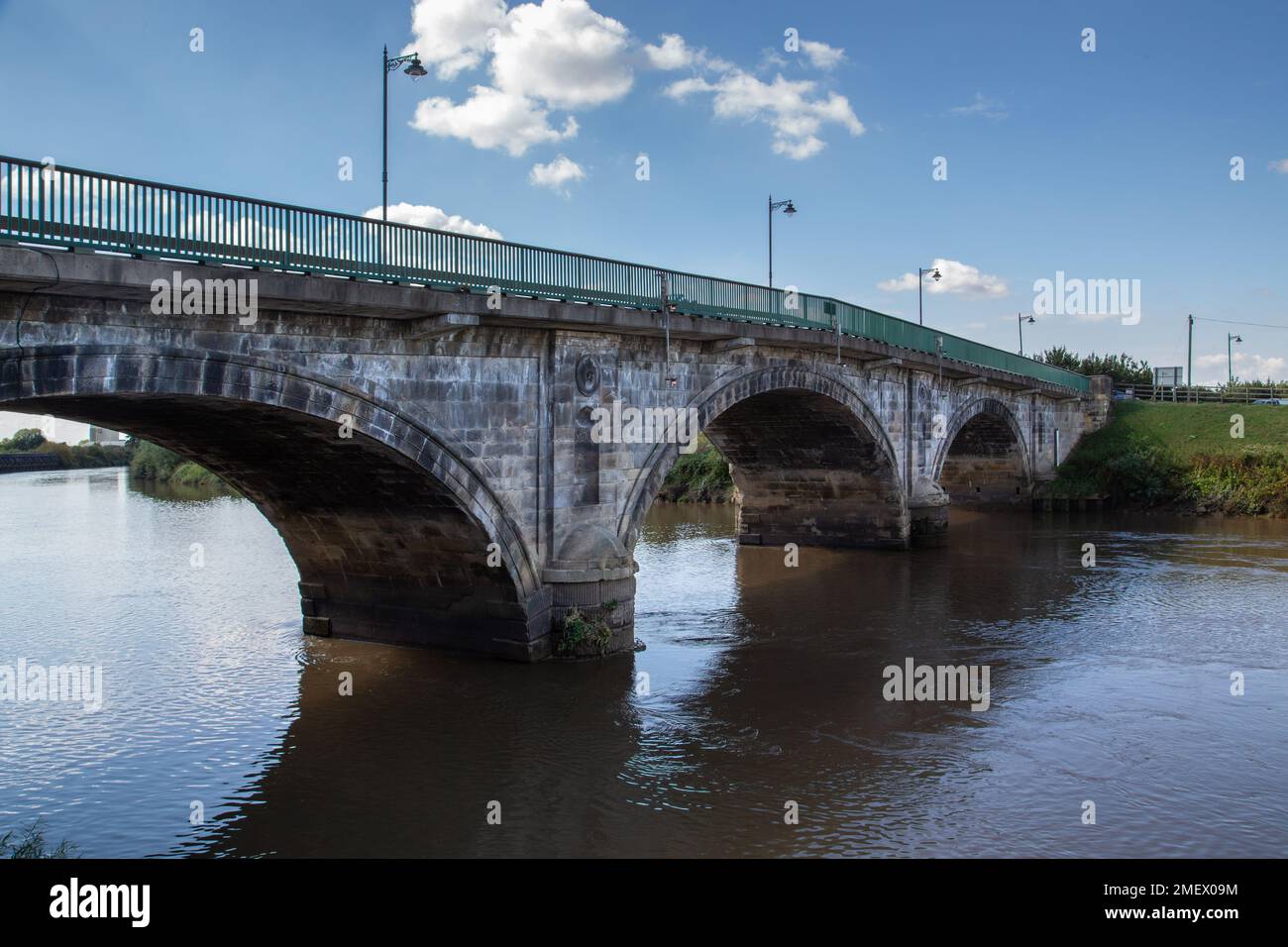 Blick auf die Trent Bridge, die den Fluss Trent in Gainsborough, Lincolnshire, überspannt. Der Fluss Trent ist der drittlängste Fluss in Großbritannien. Stockfoto