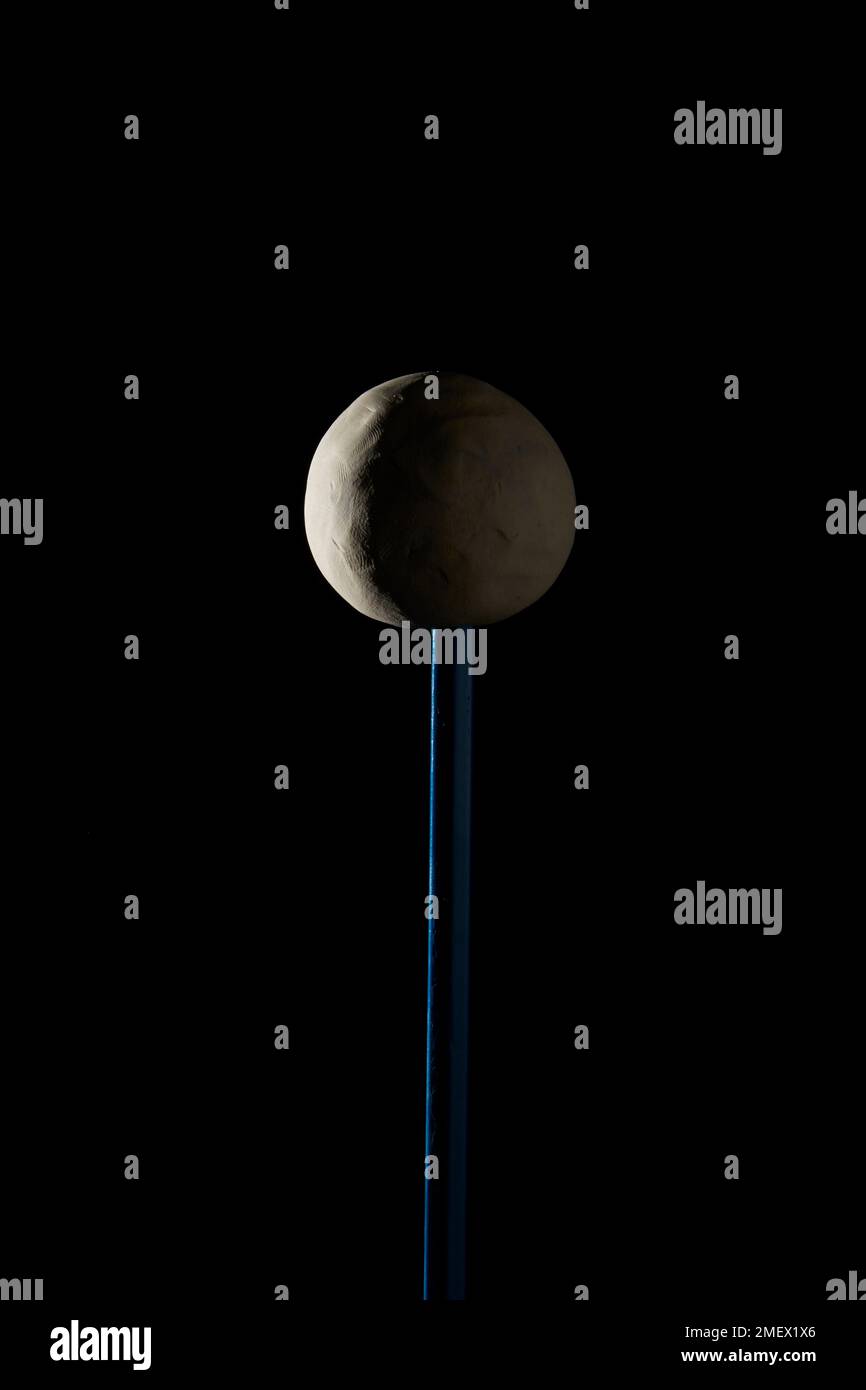 Plasticinmodell des Erdmondes am Ende eines Bleistifts Stockfoto