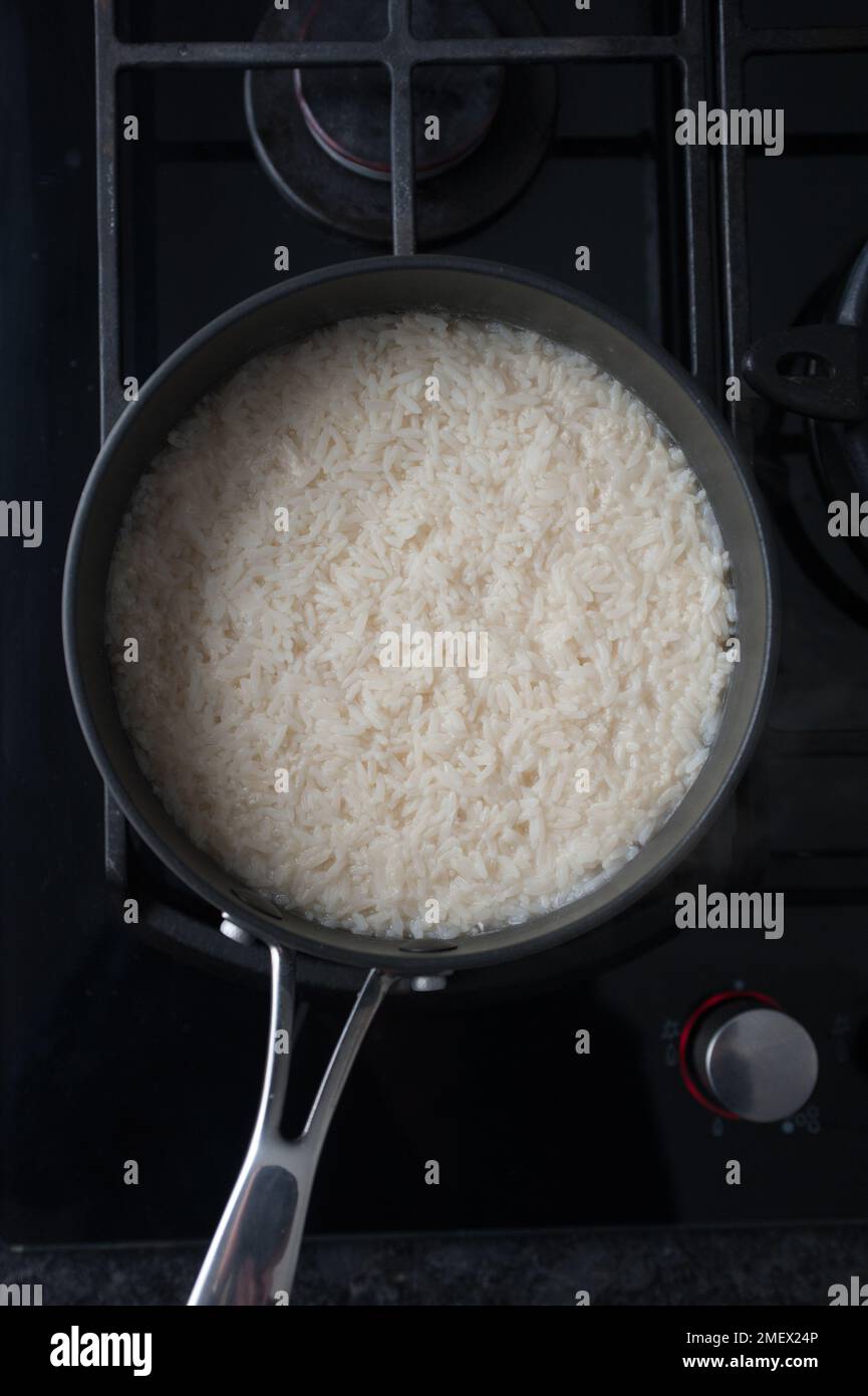 Wie man flauschigen Reis jedes Mal kocht, Schritt 2b: Reis direkt nach dem Kochen, fertig zum Dampfgaren Stockfoto