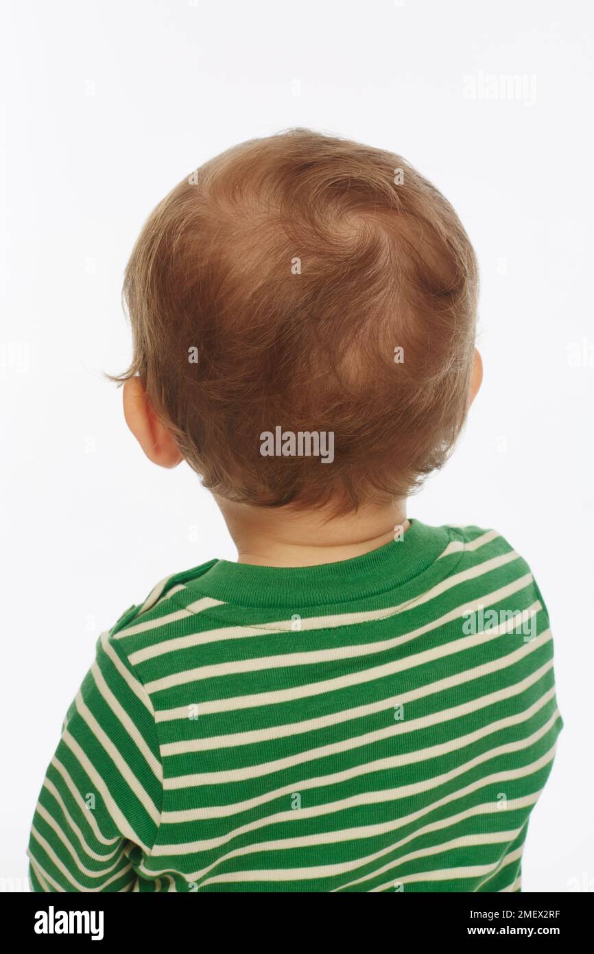 Little Boy in Grün gestreiftes Top braune Haare (Modell Alter - 22 Monate) Stockfoto