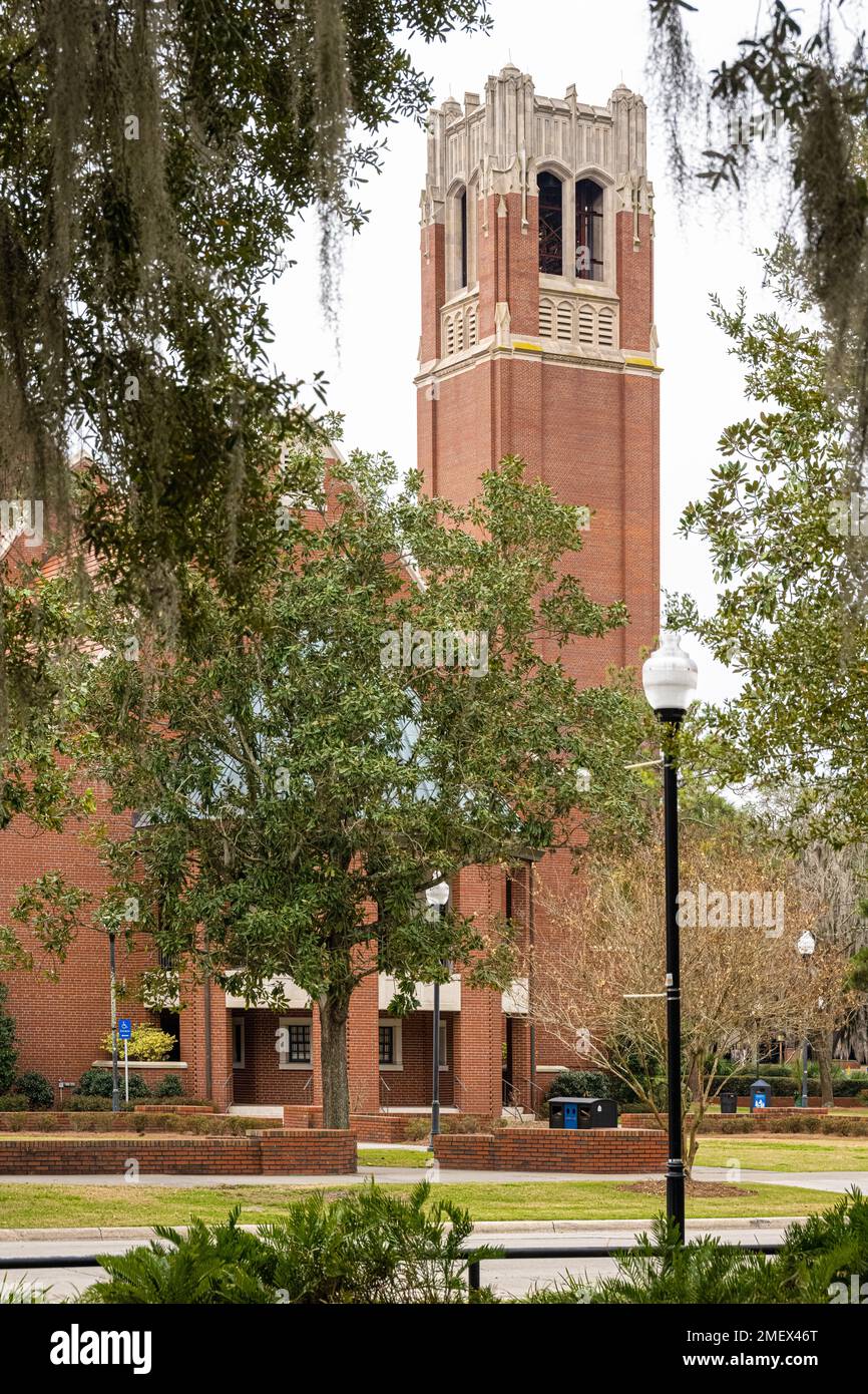 Der Century Tower erhebt sich über das University Auditorium auf dem Campus der University of Florida in Gainesville, Florida. (USA) Stockfoto