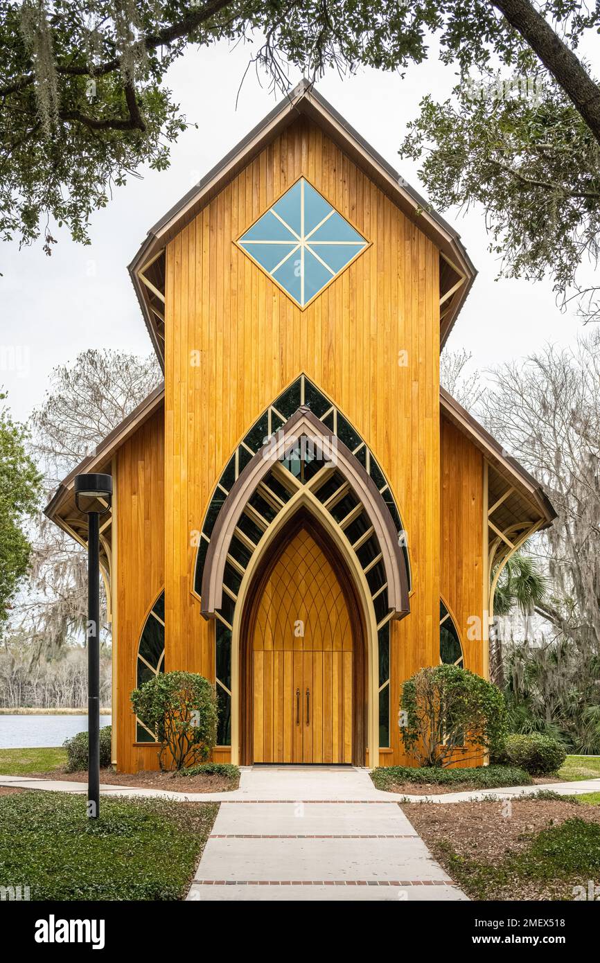Baughman Center, eine konfessionslose Kapelle oder ein Pavillon am Lake Alice auf dem Campus der University of Florida in Gainesville, Florida. (USA) Stockfoto