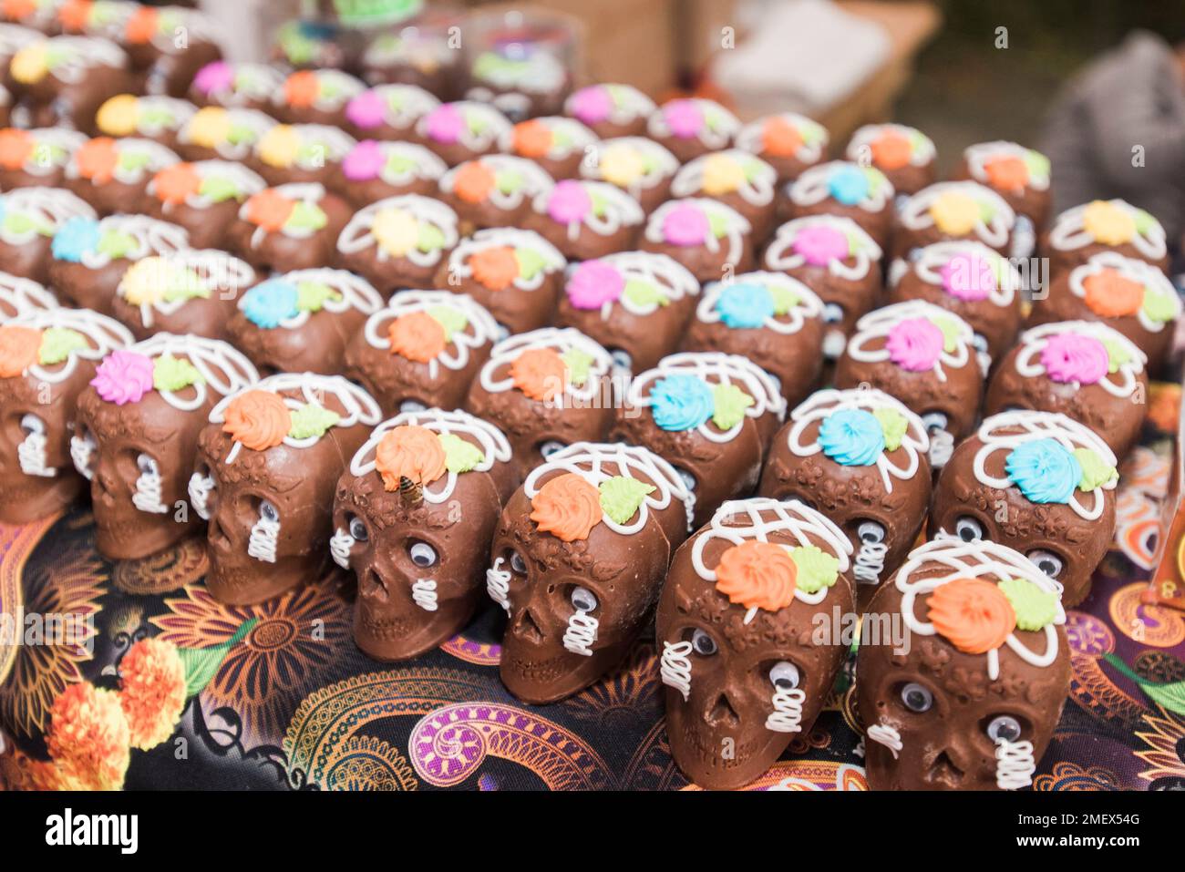 Essbare Zuckerschädel, die auf dem Markt beim Day of the Dead Festival ausgestellt wurden. Stockfoto