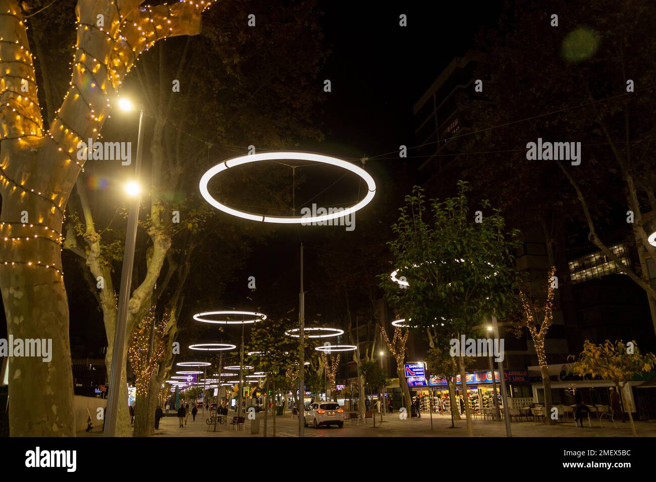 Avenida Mediterraneo hat energiesparende Halo-Lampen ausgesetzt, Benidorm Stockfoto