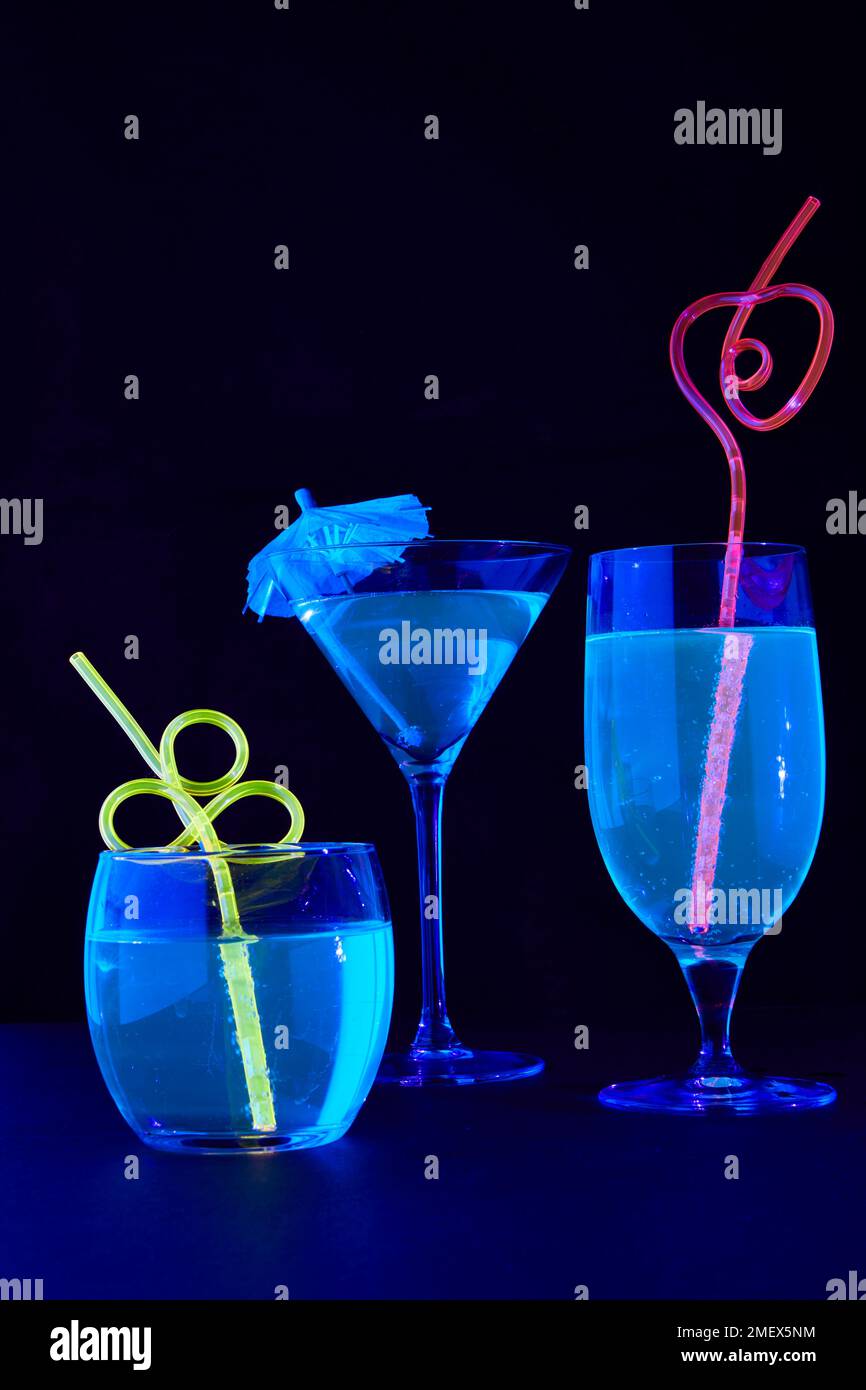 Im Dunkeln leuchtende Getränke Stockfoto