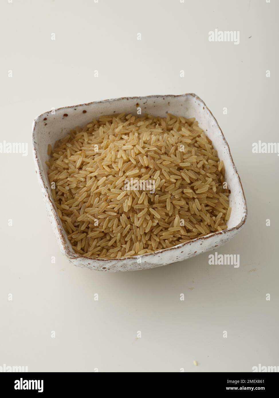Schale mit brauner Reis Stockfoto