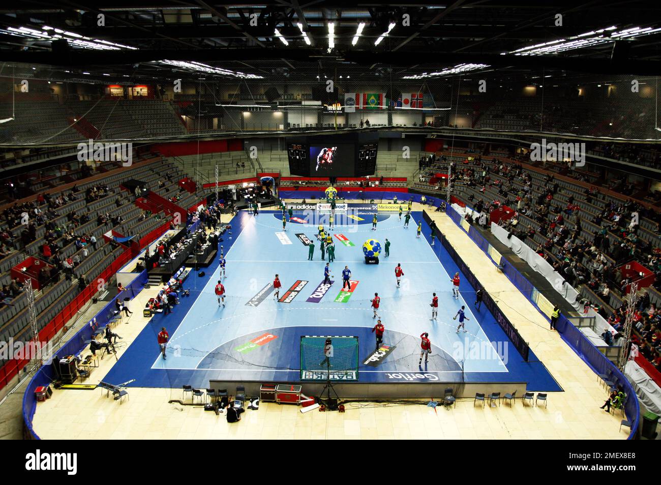 Die Handballweltmeisterschaft 2011 für Männer, Cloetta Center, Linköping, Schweden. Norwegen gegen Brasilien. Im Bild: Die brasilianische und die norwegische Nationalmannschaft wärmen sich vor dem Spiel auf. Foto: Jeppe Gustafsson Stockfoto