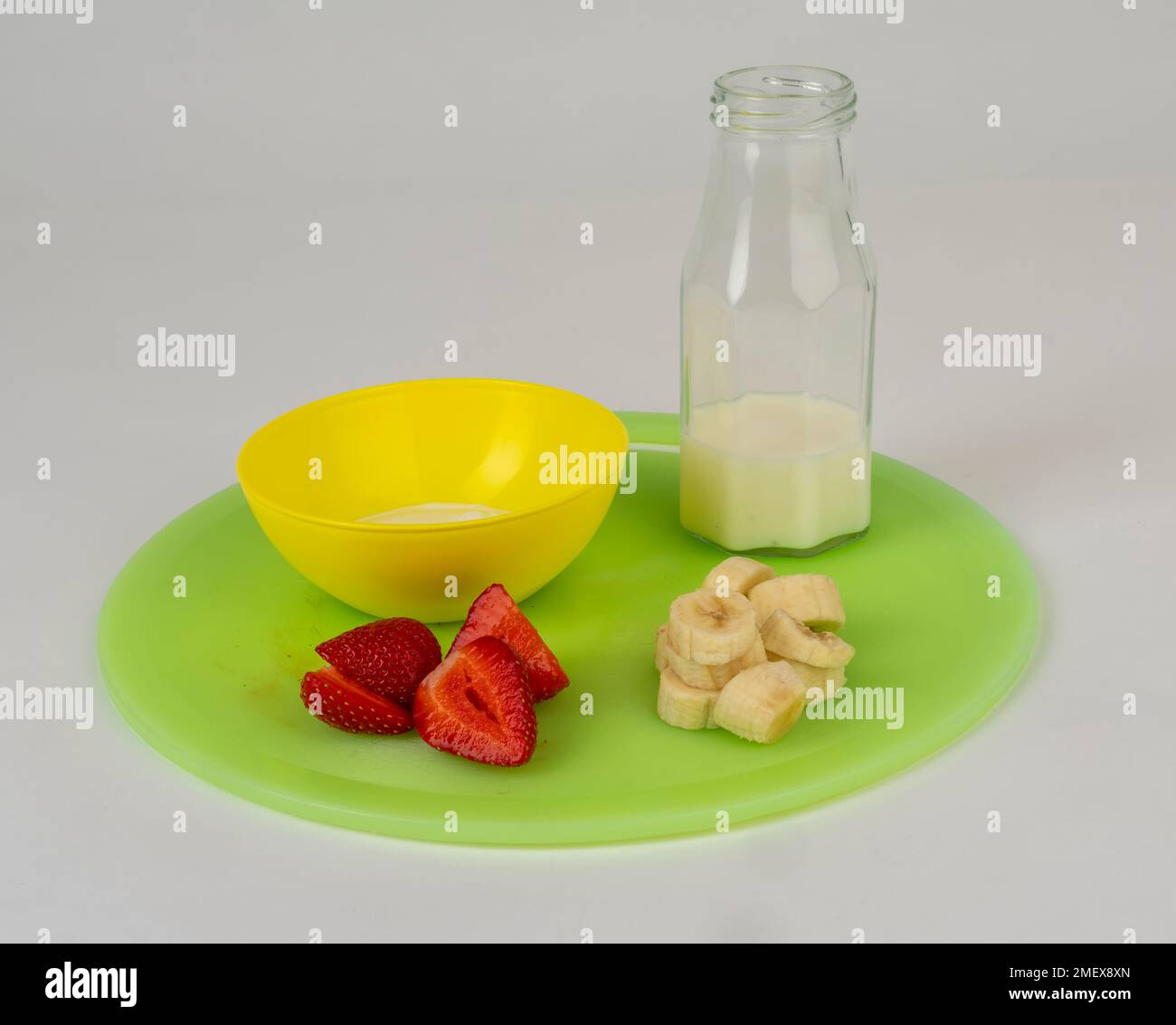 Erdbeeren, Bananen, Milch, Joghurt Stockfoto
