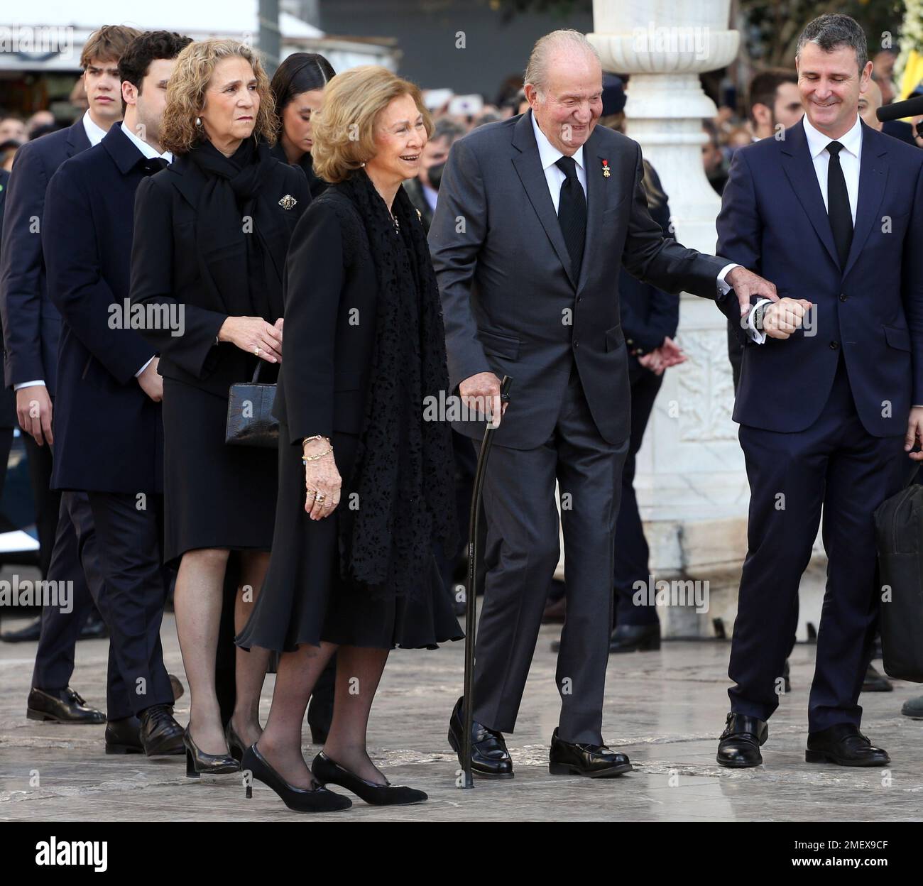 König Juan Carlos und Königin Sofia von Spanien nehmen an der Beerdigung des ehemaligen Königs Konstantin II. Von Griechenland in der Metropolitan Cathedral Teil Stockfoto