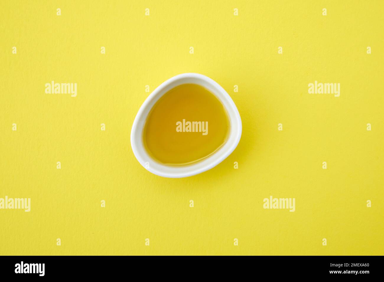 Schale mit Honig über Kopf auf gelbem Hintergrund Stockfoto