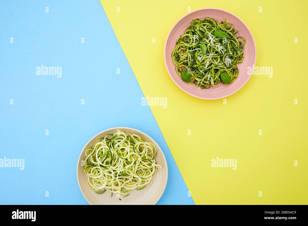Courgetti schlicht und cremig Avocado und Parmesan Stockfoto