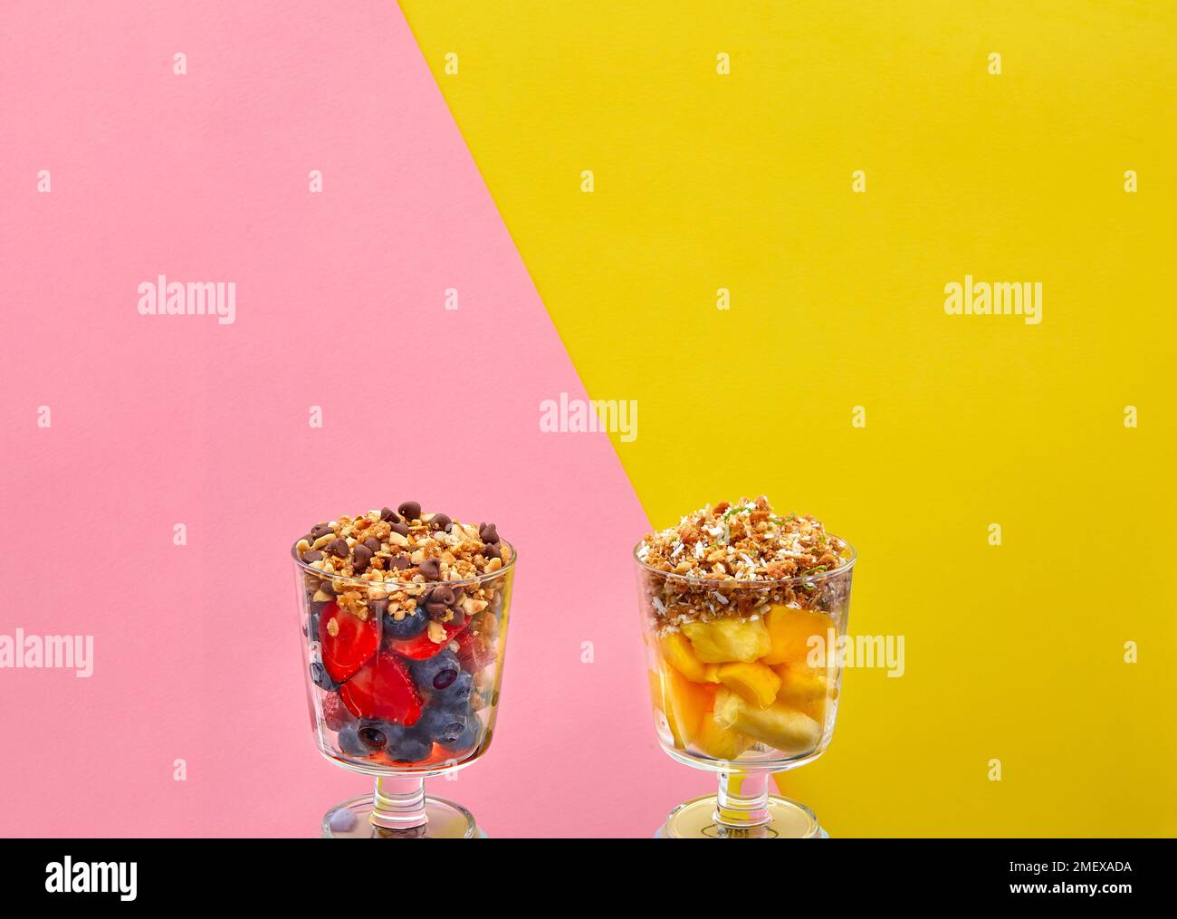 Erdbeeren und Heidelbeeren und Mango und Ananasbröseln Stockfoto