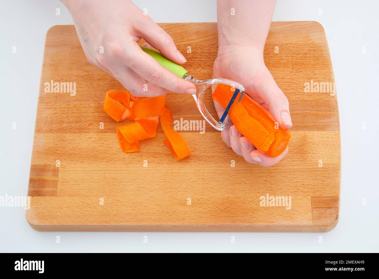 Kochtechniken - Schälen von Karottenbändern Stockfoto