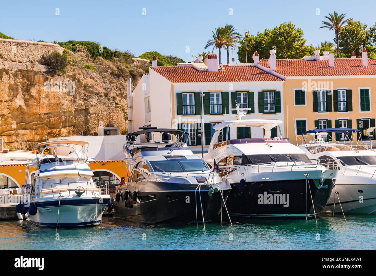 Mehrere große Luxusyachten im mediterranen natürlichen Hafen Mahon, der Hauptinsel Menorca, Balearen, Spanien Stockfoto