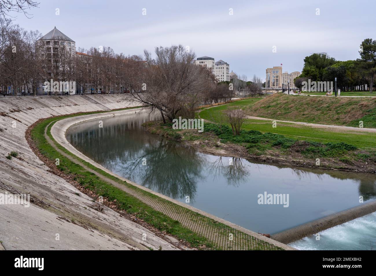 Montpellier, Frankreich - 01 19 2023 : Landschaftsblick auf den Fluss Lez mit dem Hotel de Region oder Provincial Hall im Hintergrund Stockfoto