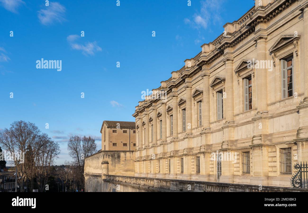 Landschaftsblick auf die Seitenwand des historischen Gerichtsgebäudes in Montpellier, Frankreich Stockfoto