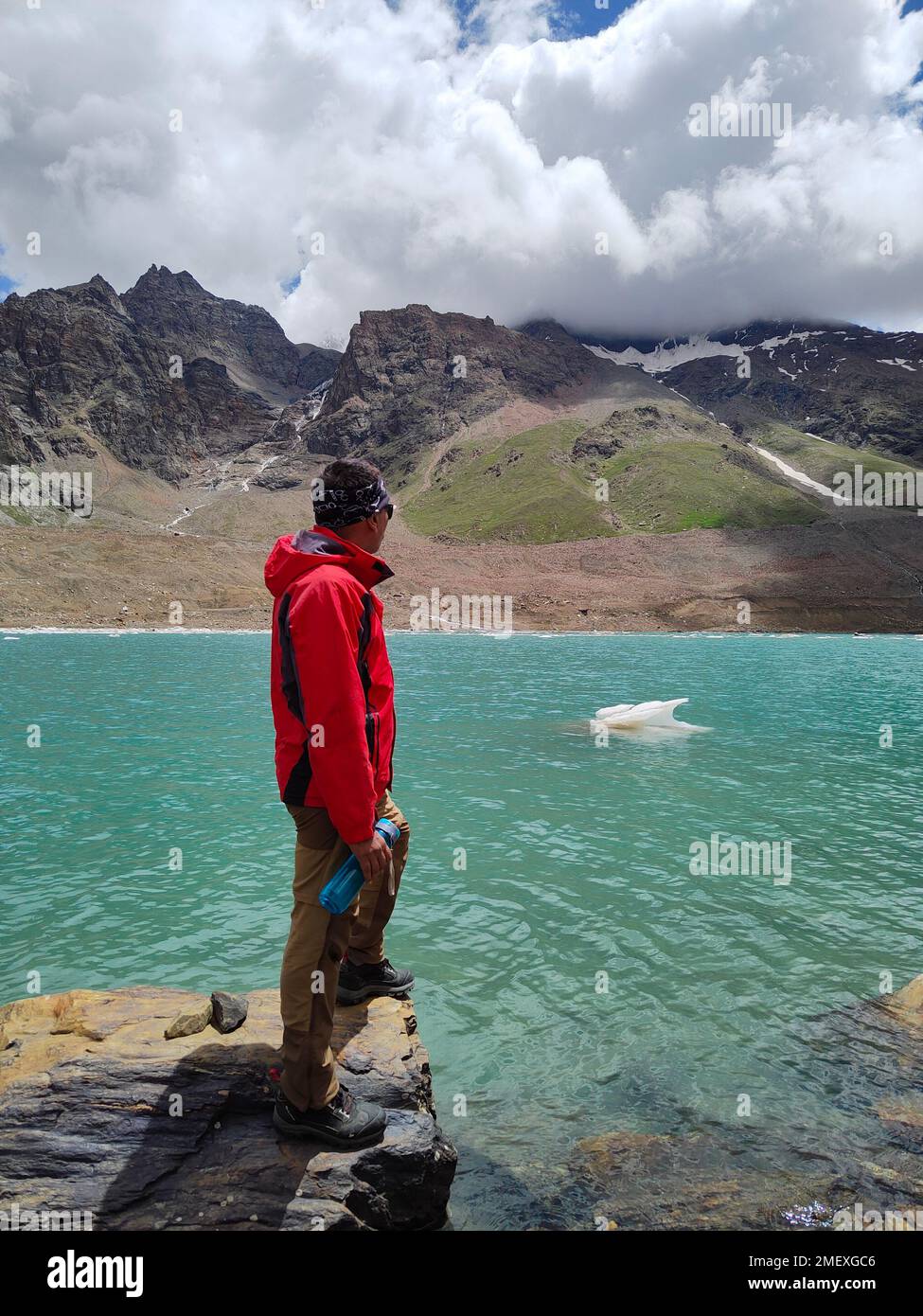 Himachal, Indien - 10. Juli 2022 : Trekker mit Blick auf den Ghepansee im himalaya. Malerische Sommerlandschaft. Das Konzept der Schönheit der Natur. Stockfoto